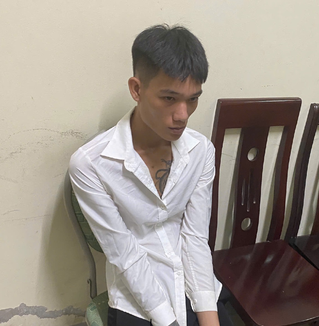 Đối tượng Vi Đình Hoàng tại cơ quan Công an