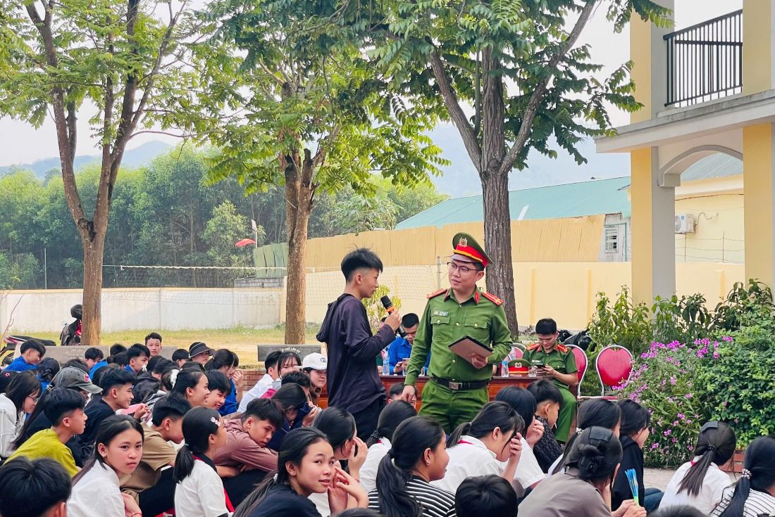 Học sinh hào hứng trả lời câu hỏi về an toàn giao thông