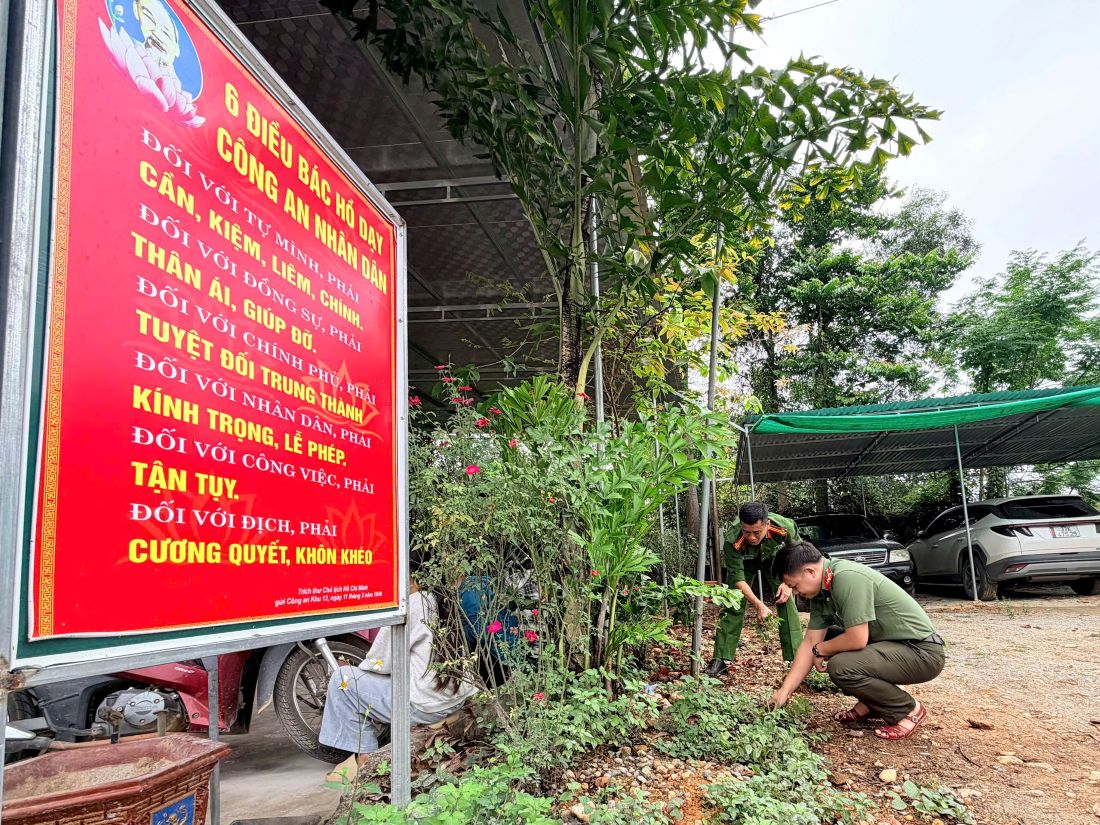 Cán bộ, chiến sĩ dọn dẹp vệ sinh 