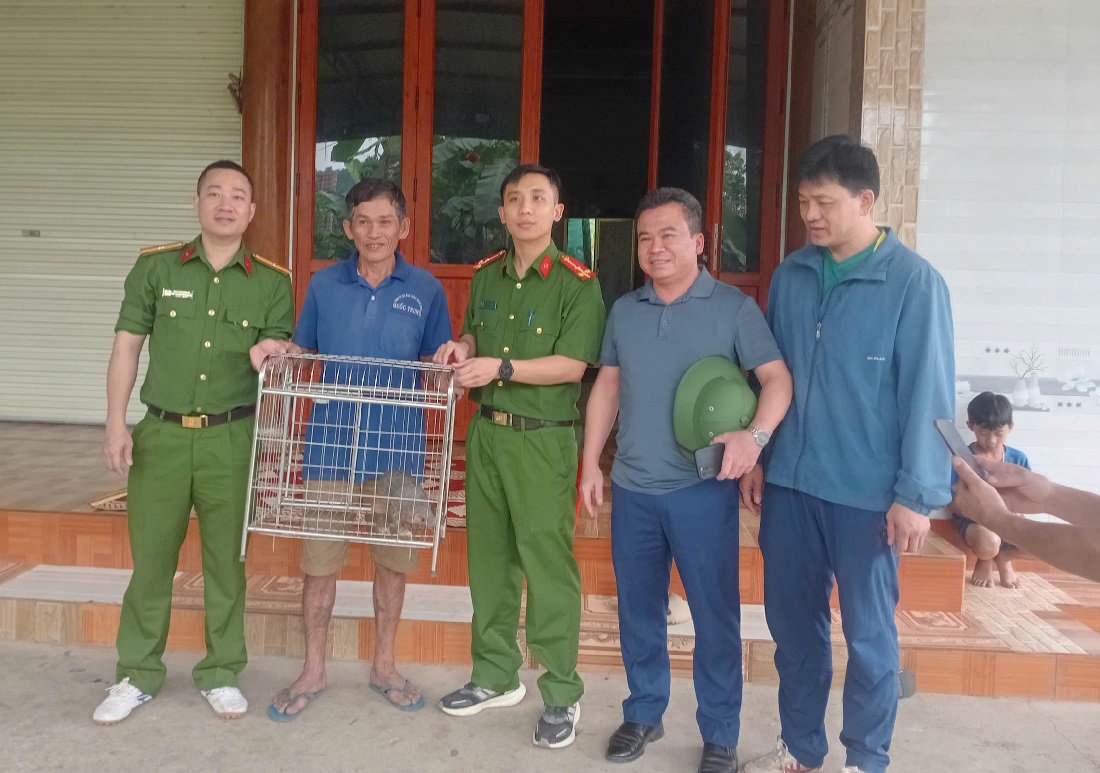 Người dân giao nộp cá thể têtê cho cơ quan chức năng