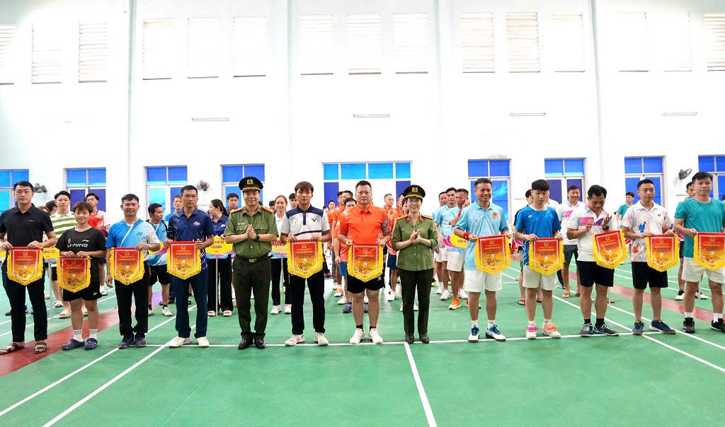 Tặng Cờ lưu niệm các Câu lạc bộ tham gia thi đấu