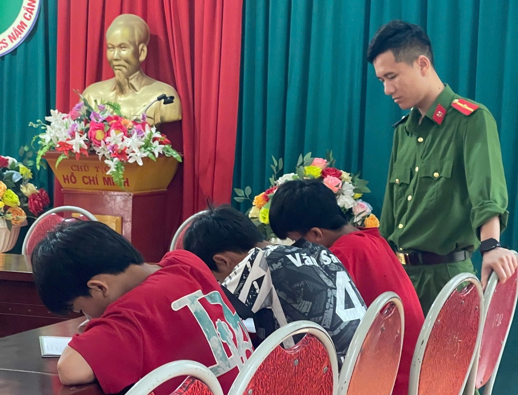 Học sinh đã ký cam kết không vi phạm pháp luật, tích cực rèn luyện đạo đức, phấn đấu trở thành công dân có ích cho gia đình và xã hội