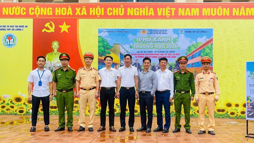 Công an xã Bạch Ngọc tuyên truyền, phổ biến pháp luật bằng hình thức trực quan, giúp học sinh dễ hiểu, dễ nhớ
