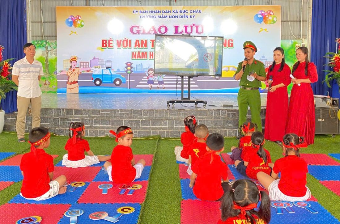 Trẻ hào hứng tham gia chương trình