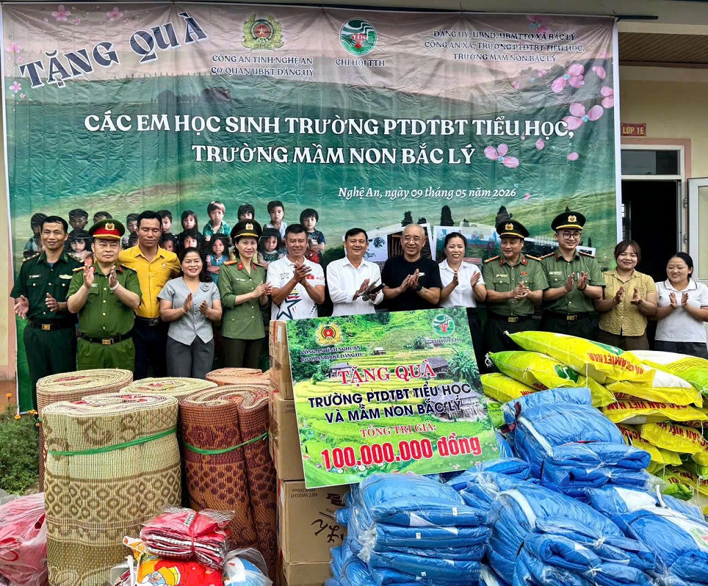 Những phần quà ý nghĩa phục vụ học tập và sinh hoạt tặng học sinh vùng cao