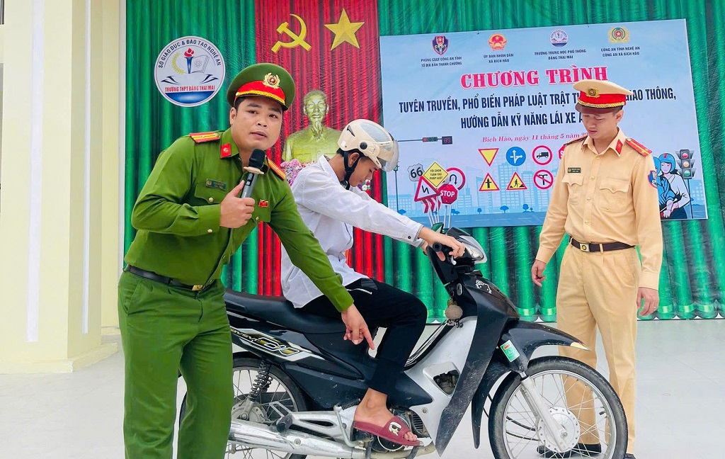 Công an xã Bích Hào phối hợp với Đội Cảnh sát giao thông số 5 hướng dẫn kỹ năng lái xe an toàn, kỹ năng xử lý tình huống khi tham gia giao thông