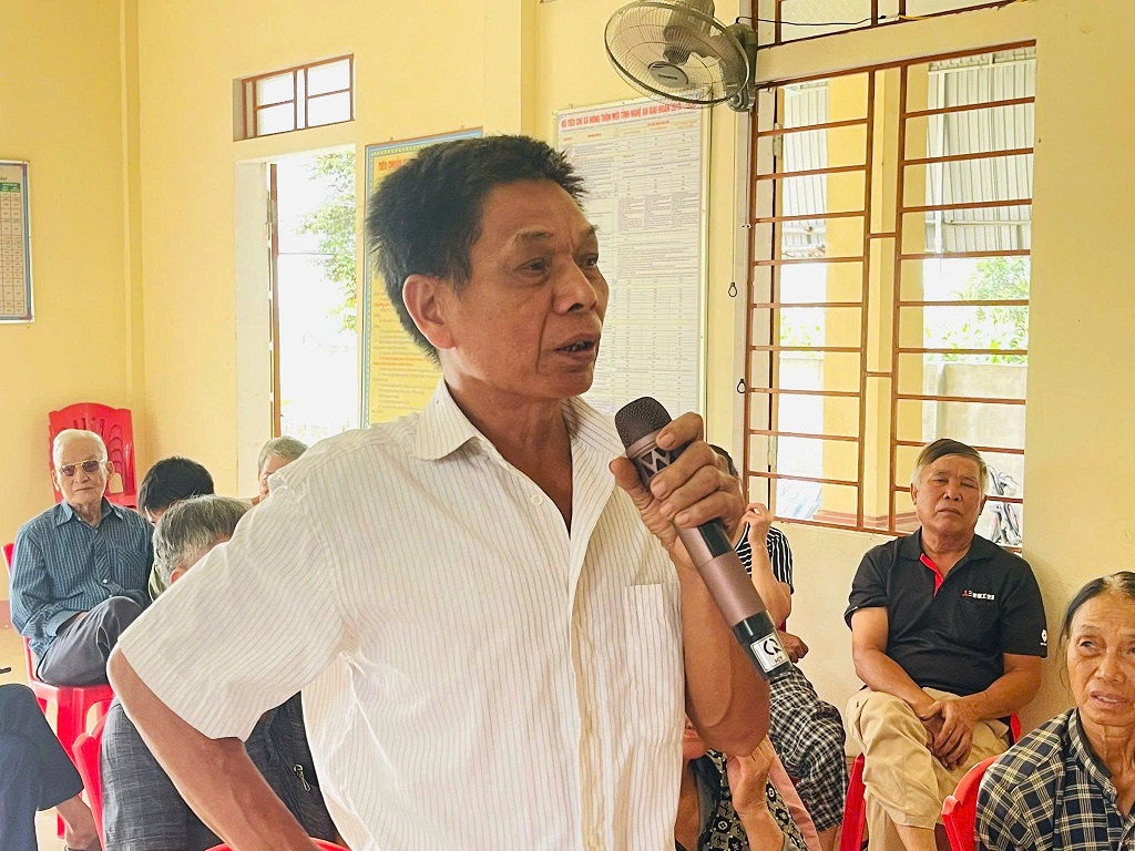 Người dân phát biểu ý kiến 