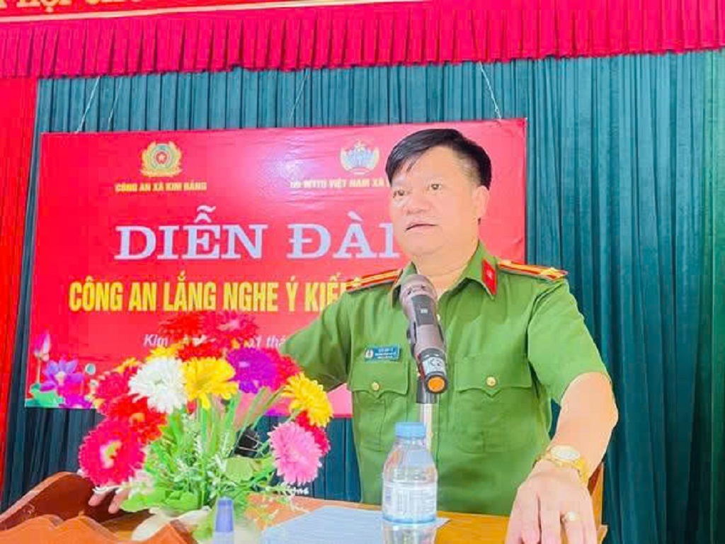 Đại diện Công an xã giải đáp thắc mắc của người dân