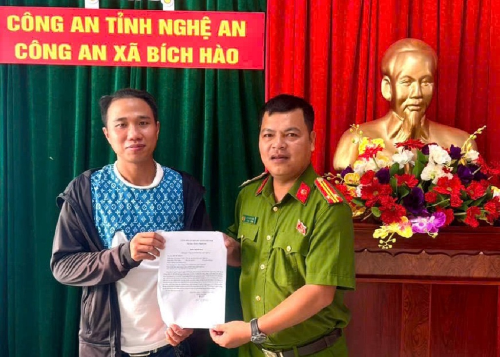 Công an xã Bích Hào hỗ trợ anh Pháp hoàn trả 75 triệu đồng do chuyển nhầm