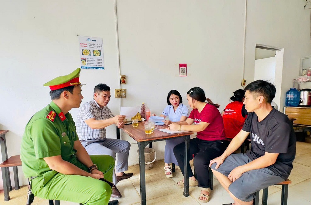 Công an xã Bích Hào phối hợp với ban, ngành liên quan kiểm tra ATTP và ký cam kết không kinh doanh hàng hóa không rõ nguồn gốc, thực phẩm quá hạn sử dụng hoặc không đảm bảo chất lượng