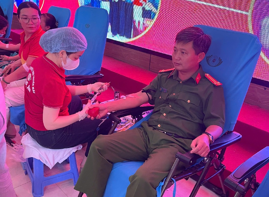 Cán bộ, chiến sĩ tham gia hiến máu