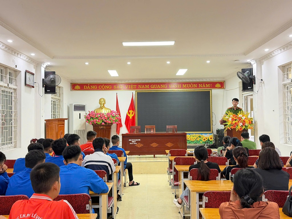 Công an phường Trường Vinh phân tích, nhắc nhở học sinh chưa ngoan về hậu quả của việc vi phạm nội quy