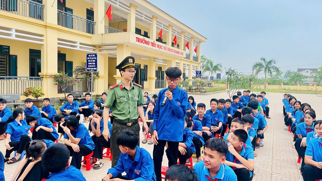 Công an xã Hoa Quân tuyên truyền với hình thức đa dạng, phong phú