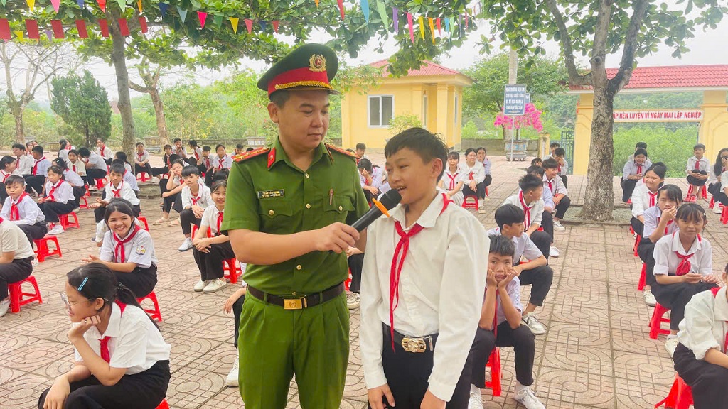 Công an xã Hoa Quân tuyên truyền với hình thức đa dạng, phong phú 