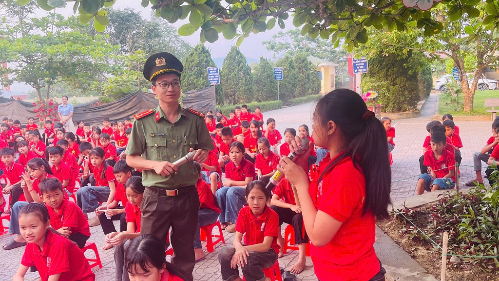  Công an xã Hoa Quân tuyên truyền với hình thức đa dạng, phong phú