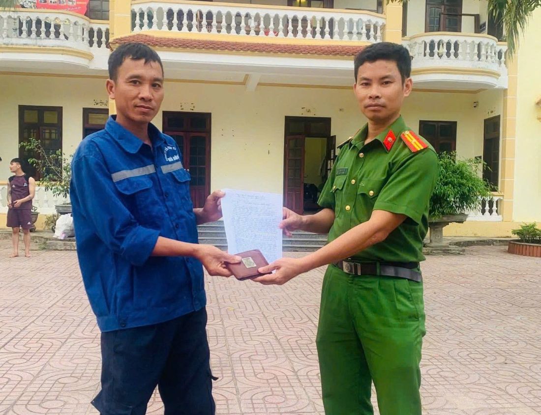 Công an phường trao trả tài sản cho anh Ngô Trí Long 