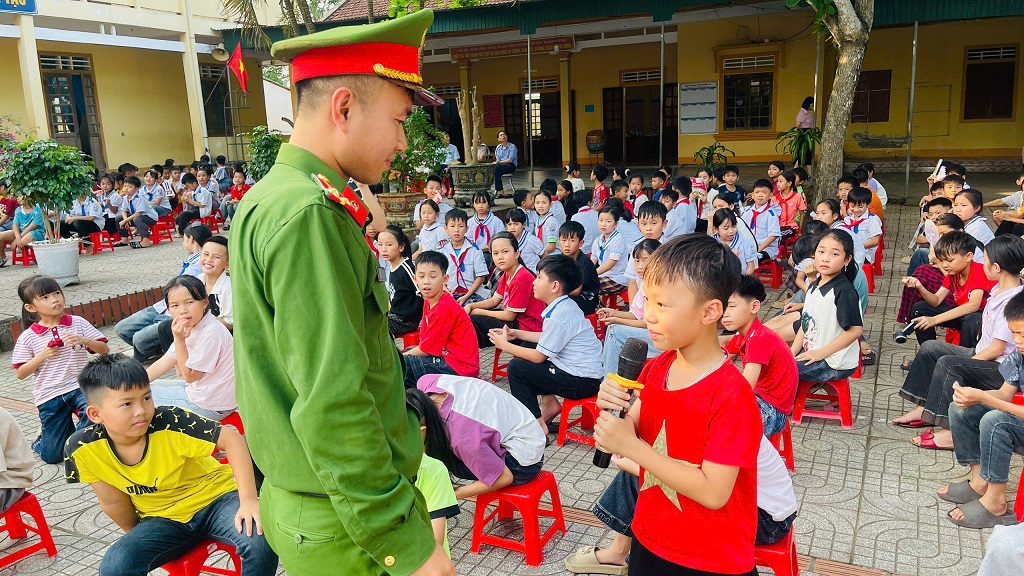  Công an xã Hoa Quân tuyên truyền với hình thức đa dạng, phong phú  