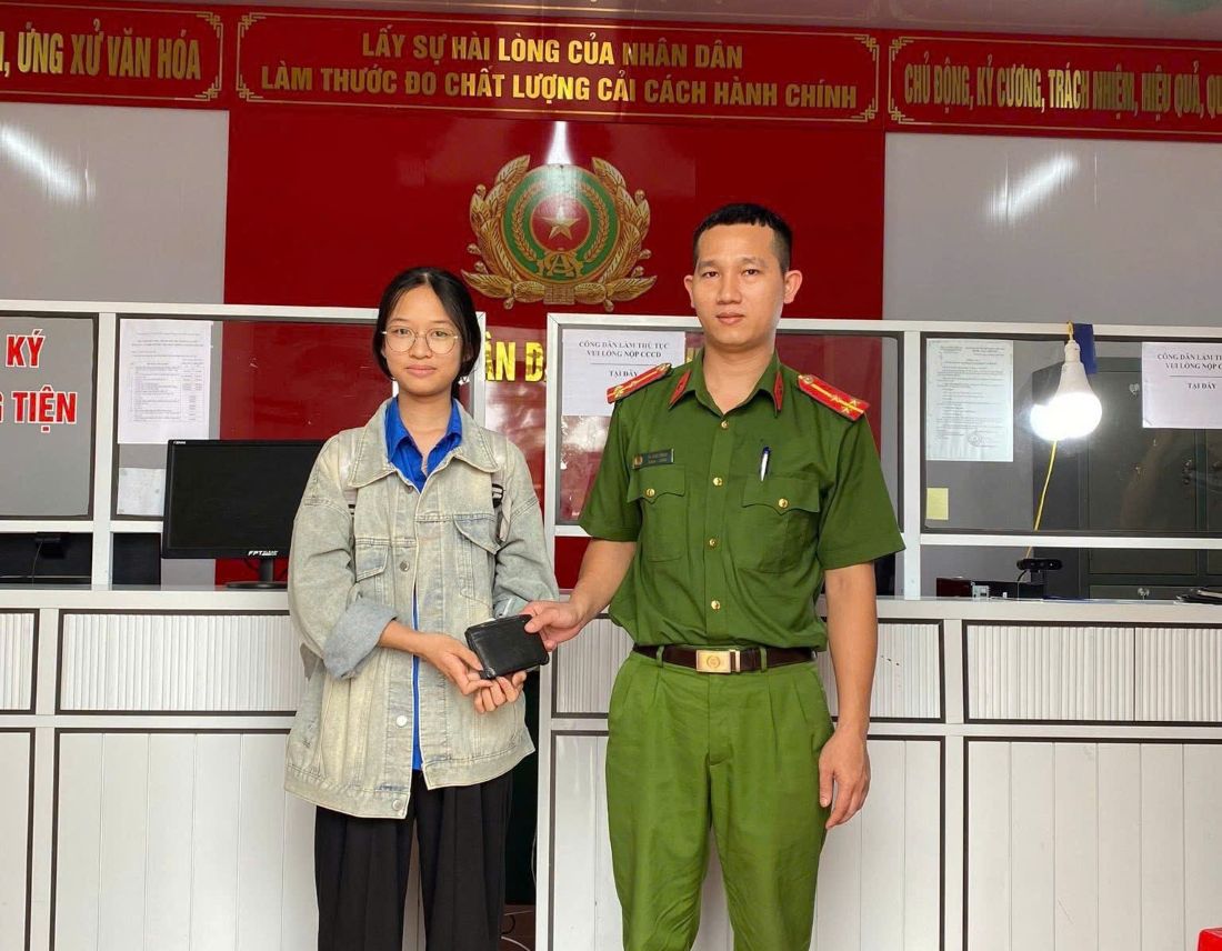 Công an xã Bạch Hà tiếp nhận tài sản từ em Nguyễn Thị Trâm