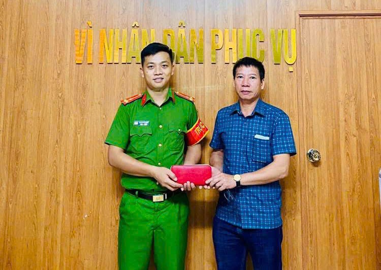 Công an xã Đô Lương trao trả tài sản cho gia đình chị Hạnh