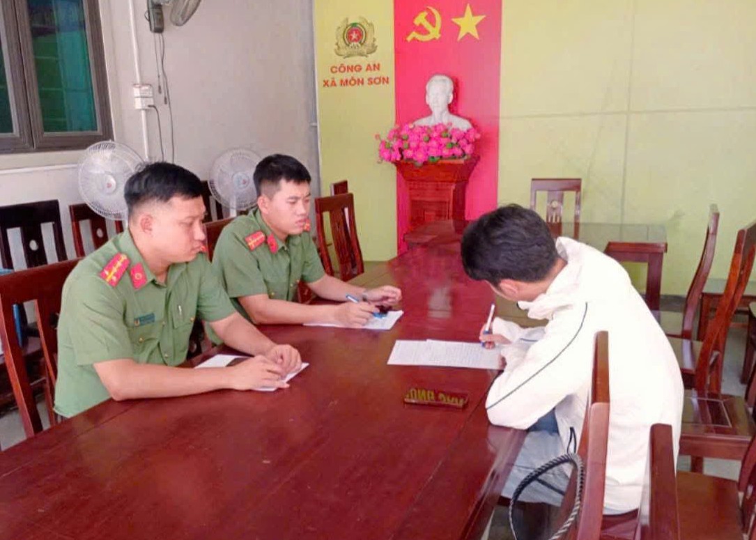Công an xã Môn Sơn làm việc với em V.A.K.