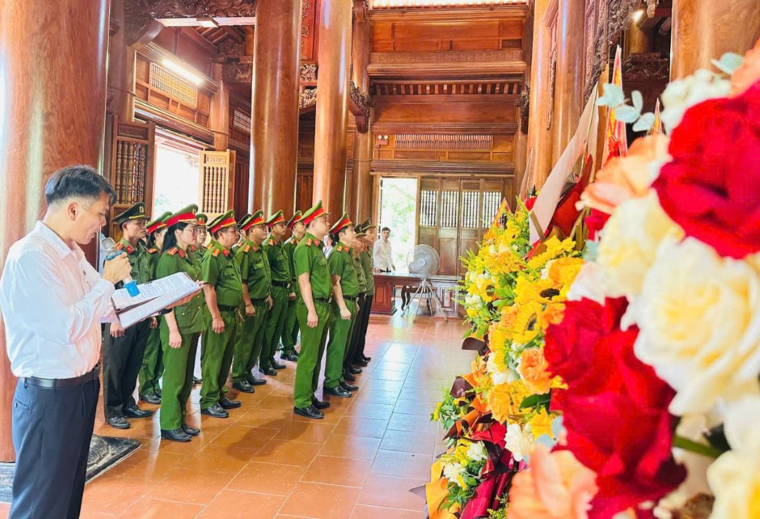 Công an xã An Châu báo công trước anh linh Chủ tịch Hồ Chí Minh