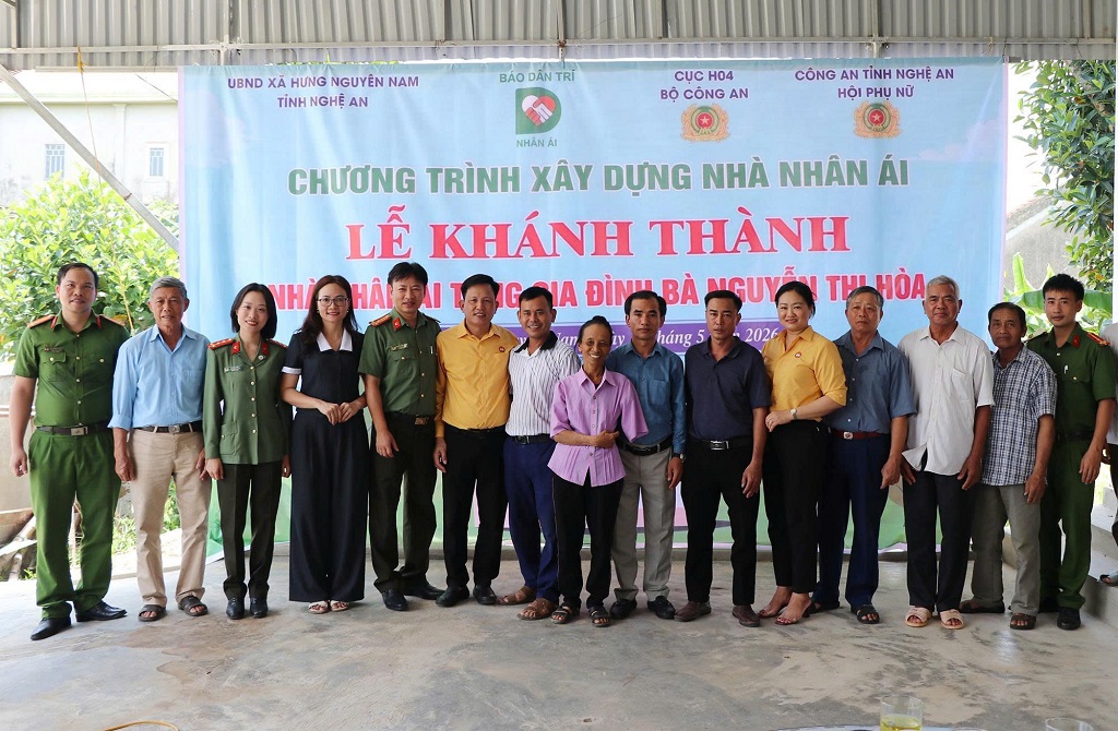 Cắt băng khánh thành và bàn giao nhà nhân ái tặng bà Nguyễn Thị Hòa