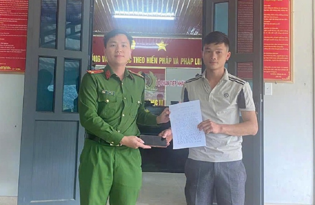 Công an xã Nậm Cắn trao trả tài sản bị đánh rơi cho anh Hờ Bá Lử   
