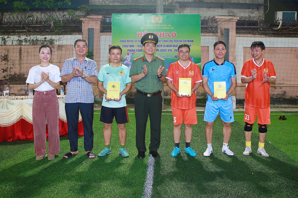 Ban tổ chức trao giải Nhất, Nhì, Ba môn bóng đá mini đến các đội tuyển