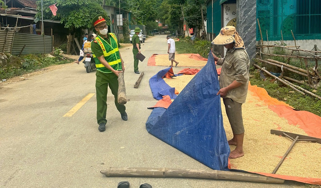 Công an xã Châu Tiến tuyên truyền bảo đảm ATGT mùa thu hoạch nông sản