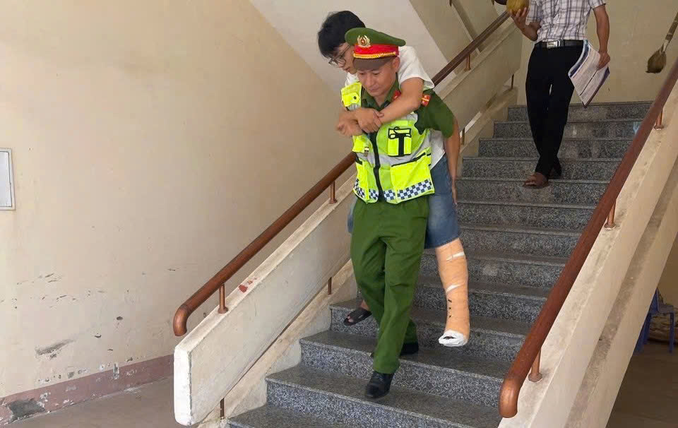 Công an phường Cửa Lò kịp thời hỗ trợ em Nguyễn Tuấn Tú không may bị chấn thương gãy chân trước kỳ thi, tham gia dự thi