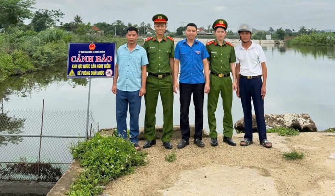 Công an xã Nghĩa Khánh phối hợp lắp đặt biển cảnh báo phòng, chống đuối nước