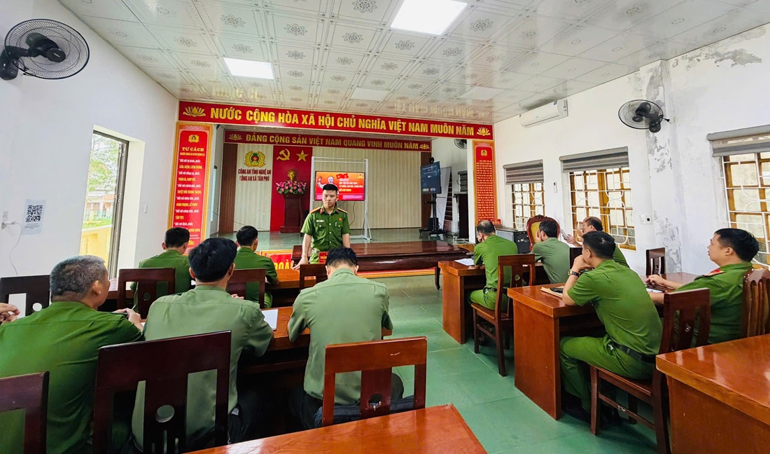 Công an xã Tân Phú tổ chức sinh hoạt chuyên đề “Học tập và làm theo tư tưởng, đạo đức, phong cách Hồ Chí Minh”