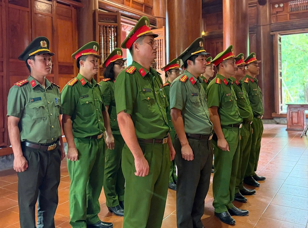 Công an xã Đại Huệ dâng hương tưởng niệm Chủ tịch Hồ Chí Minh tại Khu di tích Quốc gia đặc biệt Kim Liên