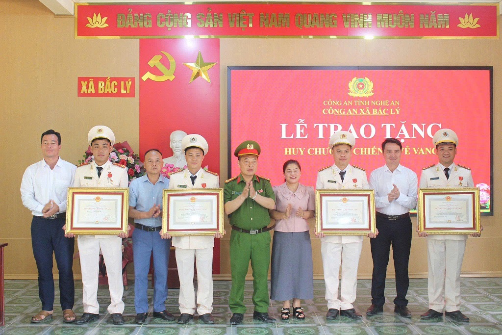 Thừa ủy quyền, Lãnh đạo xã và Chỉ huy Công an xã Bắc Lý trao Huy chương Chiến sỹ vẻ vang hạng Nhì và Huy chương Chiến sỹ vẻ vang hạng Ba tặng các cá nhân