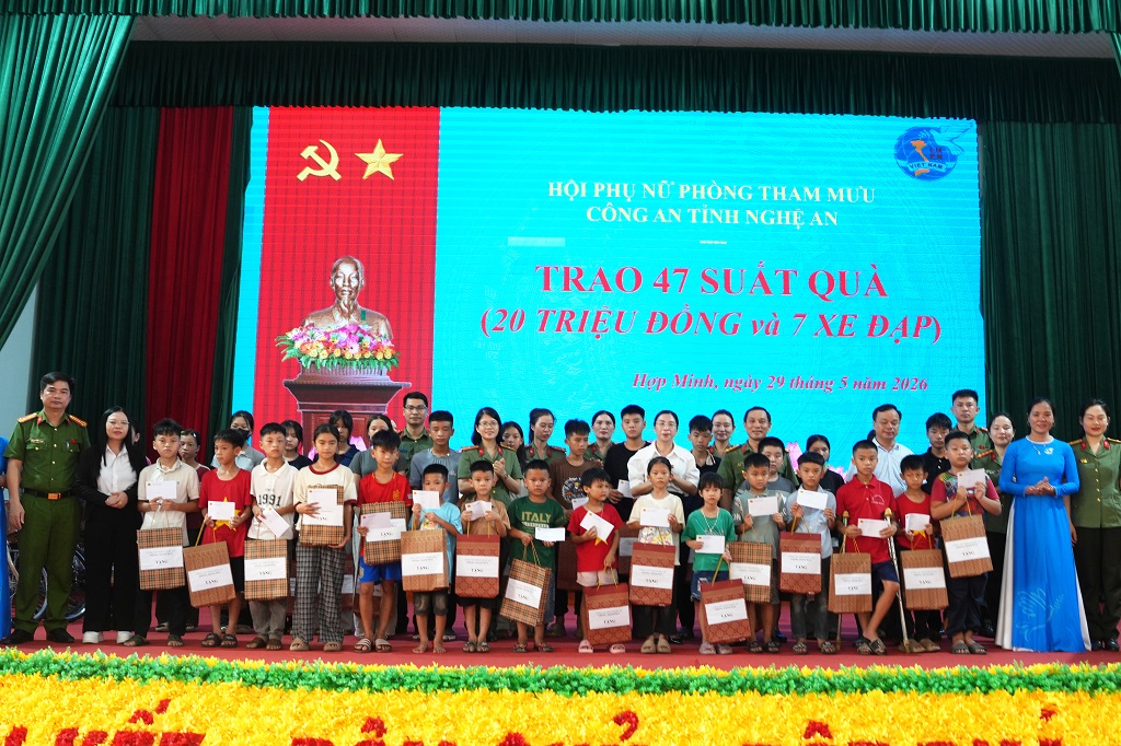 Phòng Tham mưu phối hợp với xã Hợp Minh và nhà hảo tâm trao quà đến học sinh có hoàn cảnh khó khăn