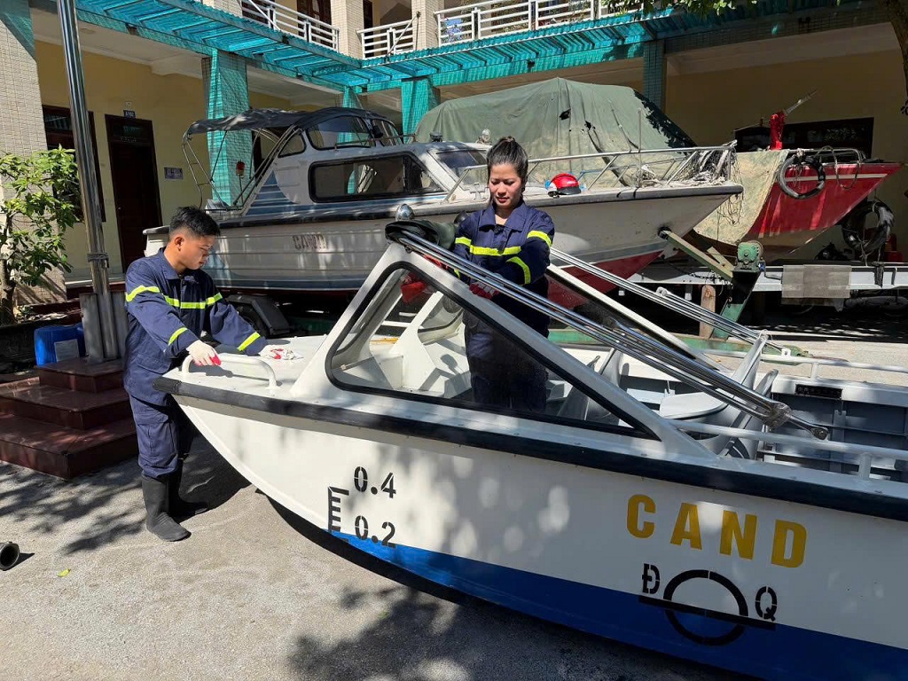 Kiểm tra, bảo dưỡng phương tiện, sẵn sàng thực hiện nhiệm vụ cứu nạn cứu hộ