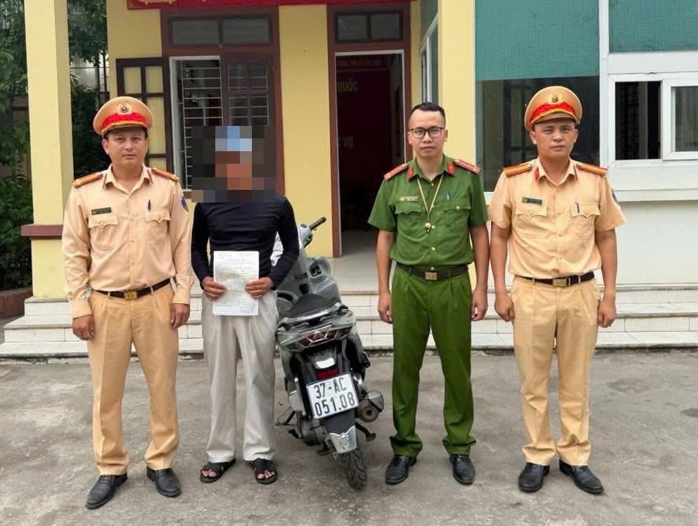 Xác minh, xử lý nghiêm trường hợp điều khiển xe mô tô buông cả hai tay, lạng lách đánh võng