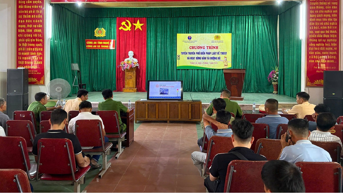 Công an xã Trung Lộc tuyên truyền pháp luật về an toàn giao thông tới tài xế, chủ phương tiện vận tải hàng hoá, hành khách