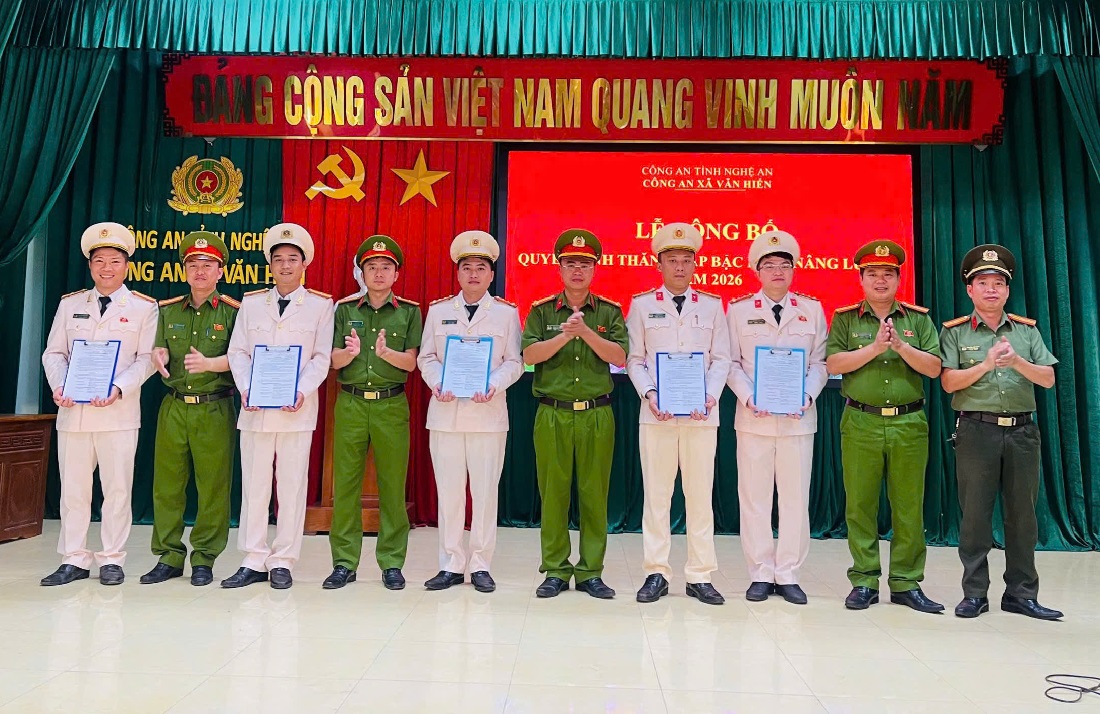 Công bố quyết định nâng lương, thăng cấp bậc hàm