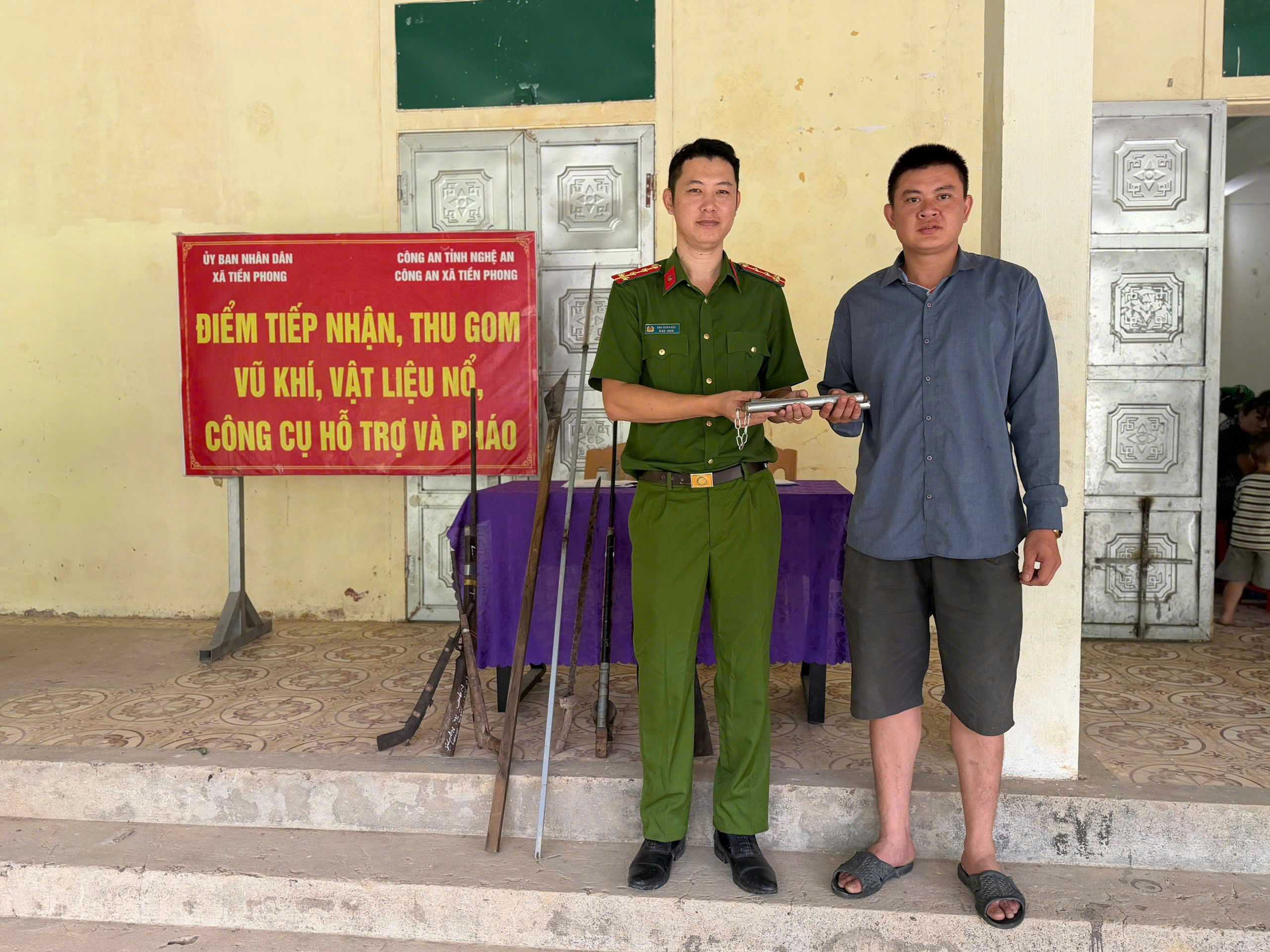 Tuyên truyền pháp luật và vận động thu hồi vũ khí tự chế