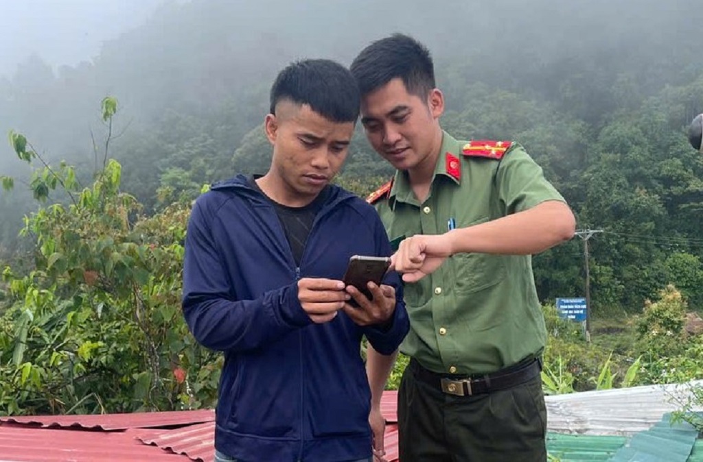 Công an xã Keng Đu đến tận bản, hỗ trợ người dân tích hợp thông tin trên VNeID