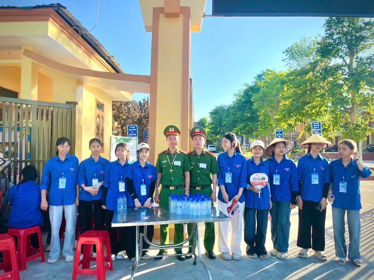 Công an xã Cát Ngạn và Đoàn xã hỗ trợ thí sinh