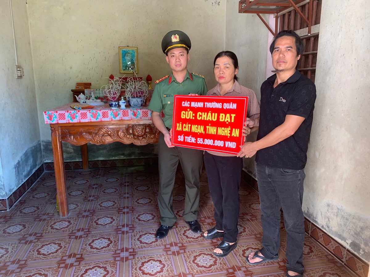 Công an xã Cát Ngạn và MTQ trao số tiền 55.000.000 đồng tặng gia đình