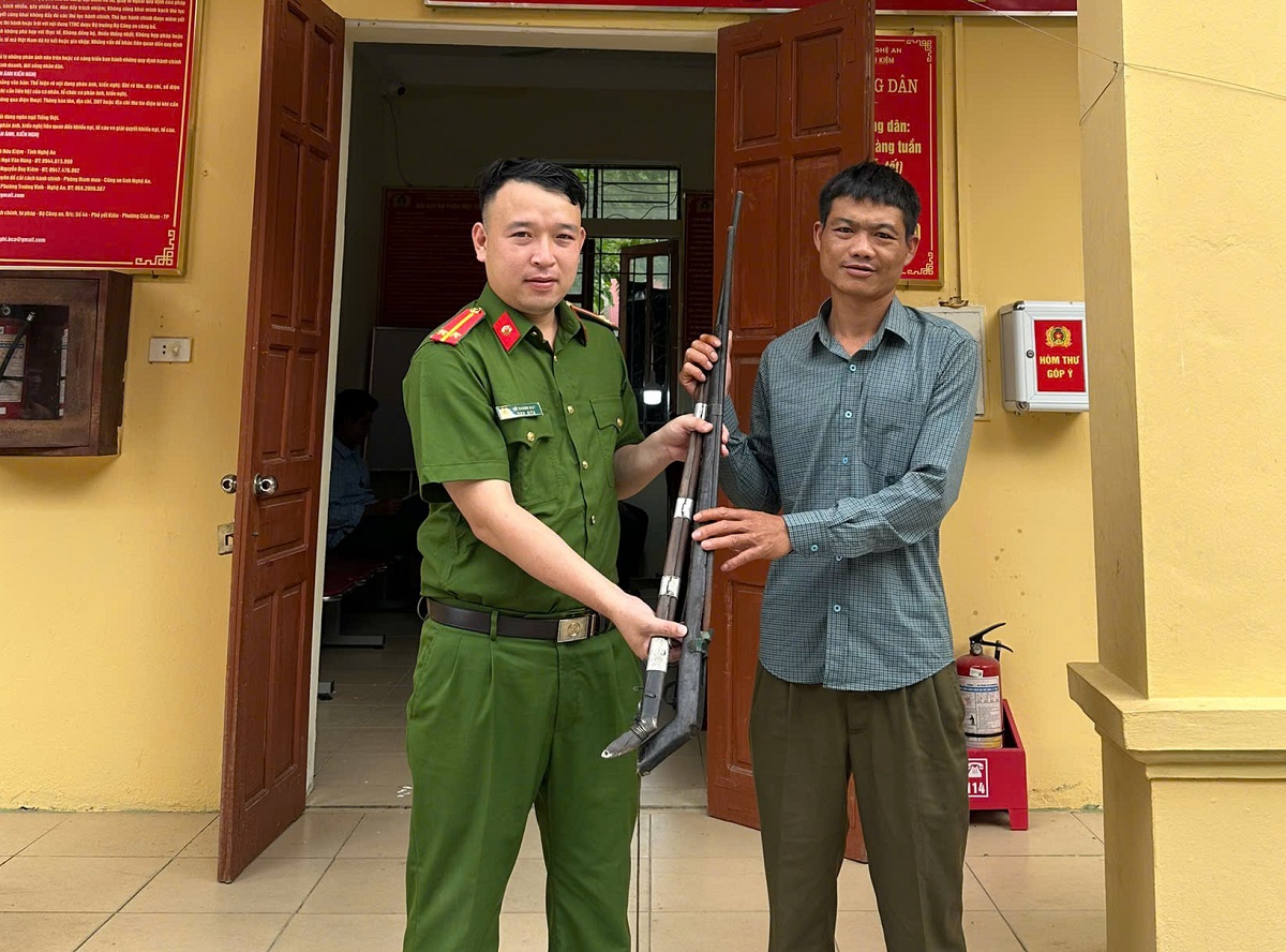 Người dân tự nguyện giao nộp vũ khí