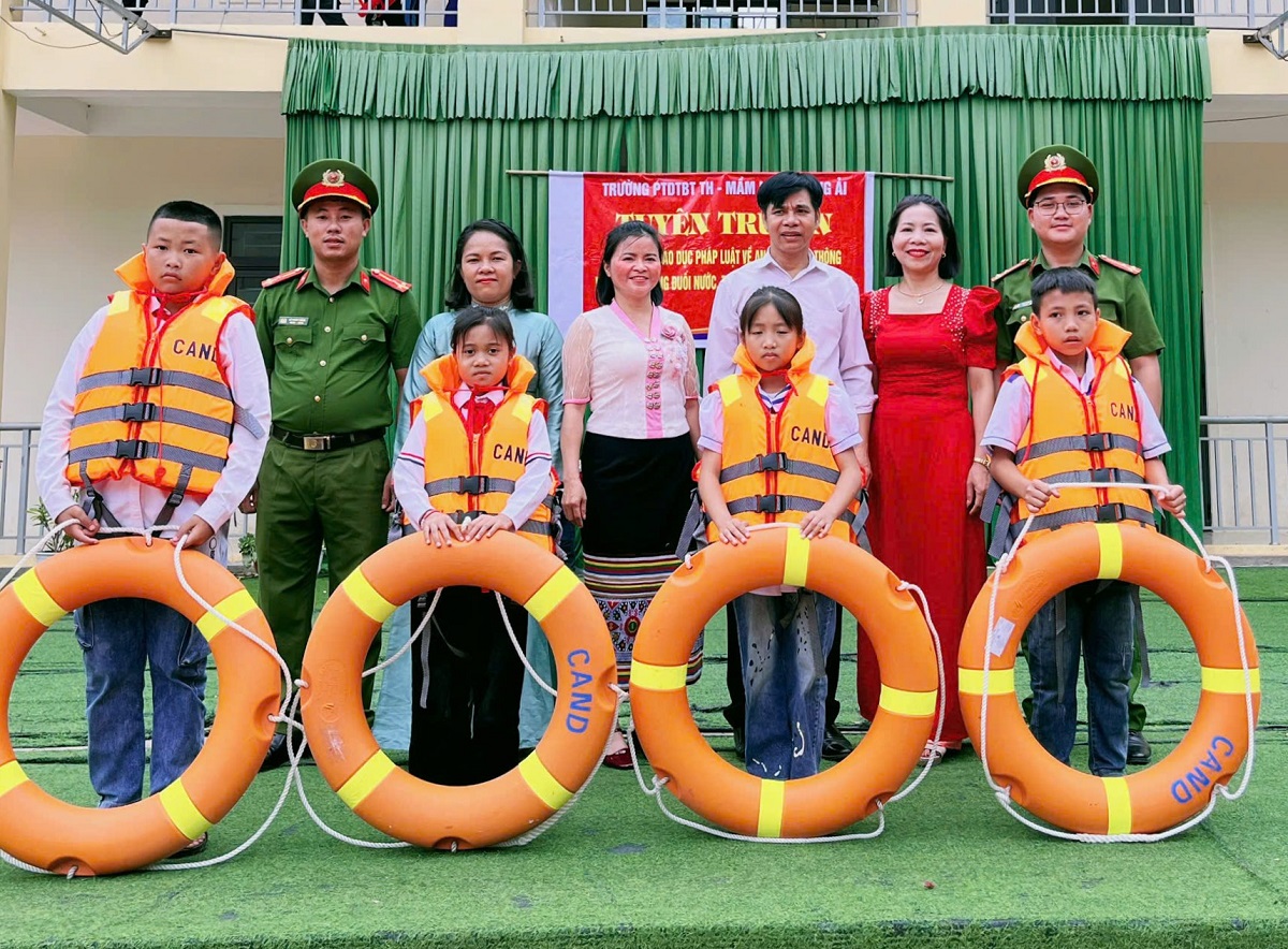 Công an xã Mường Típ tuyên truyền pháp luật tại trường học