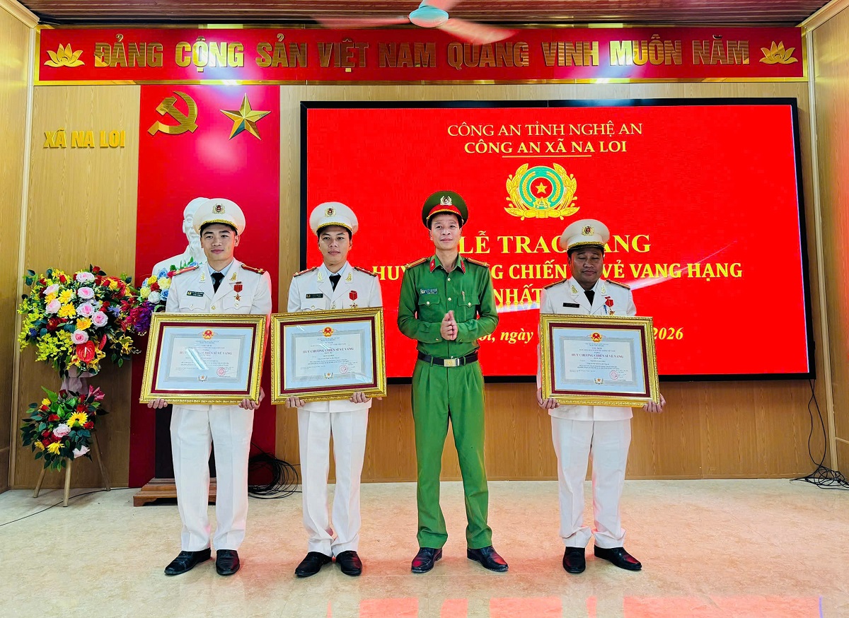 Công an xã Na Loi tổ chức Lễ trao tặng Huy chương Chiến sĩ vẻ vang các hạng