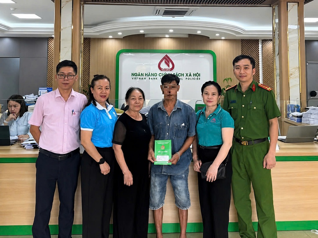 Công an phường Thành Vinh phối hợp với Hội Liên hiệp Phụ nữ phường Thành Vinh và Ngân hàng Chính sách xã hội tỉnh Nghệ An tổ chức giải ngân khoản vay cho trường hợp đủ điều kiện vay vốn