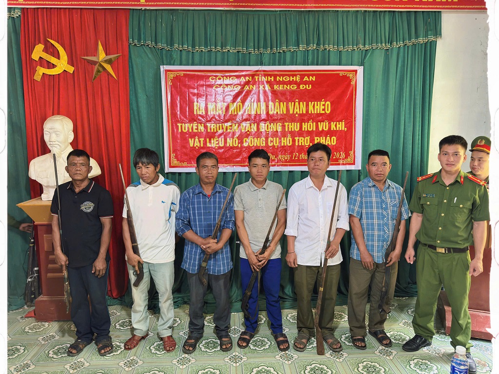 Người dân tự nguyện giao nộp vũ khí, vật liệu nổ cho Công an xã Keng Đu tại buổi lễ ra mắt