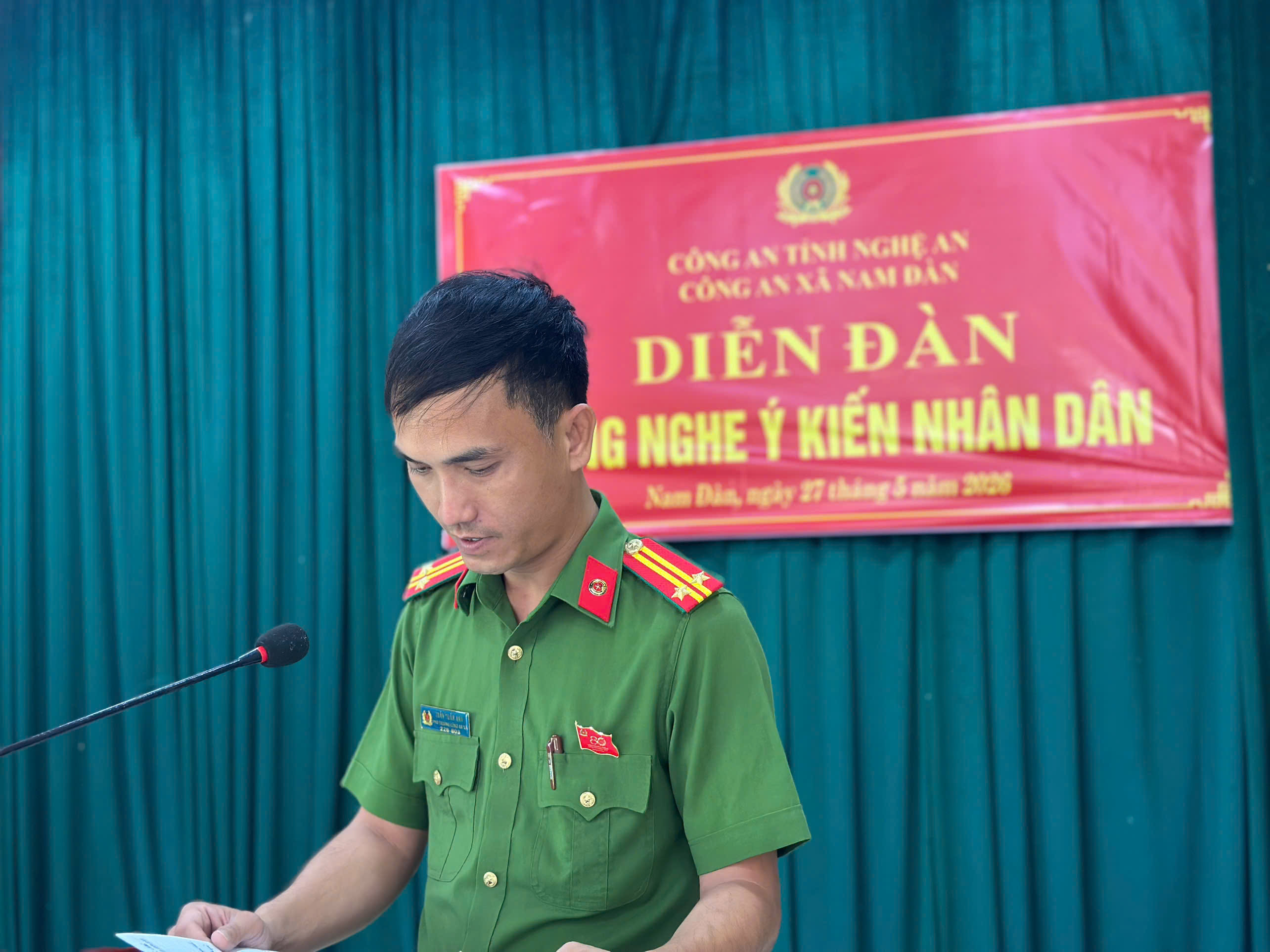 Công an xã Nam Đàn giải đáp thắc mắc của người dân