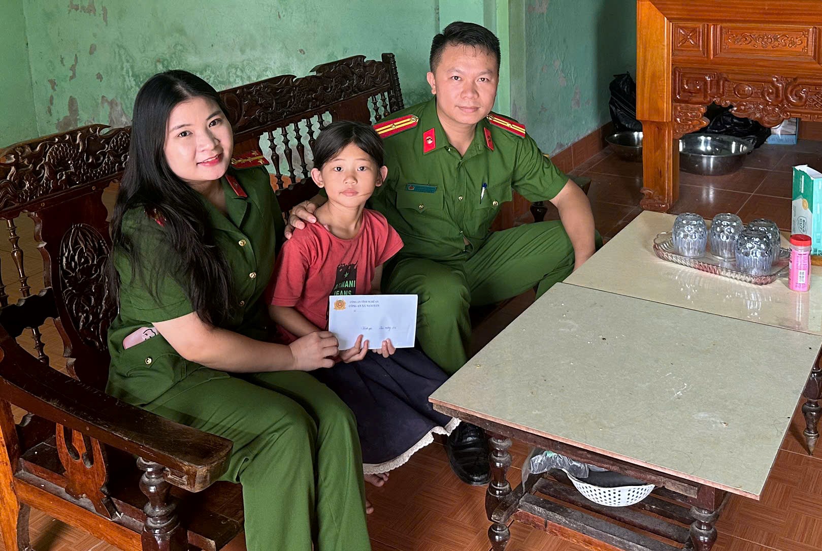 Công an xã trao quà động viên “em nuôi đỡ đầu”